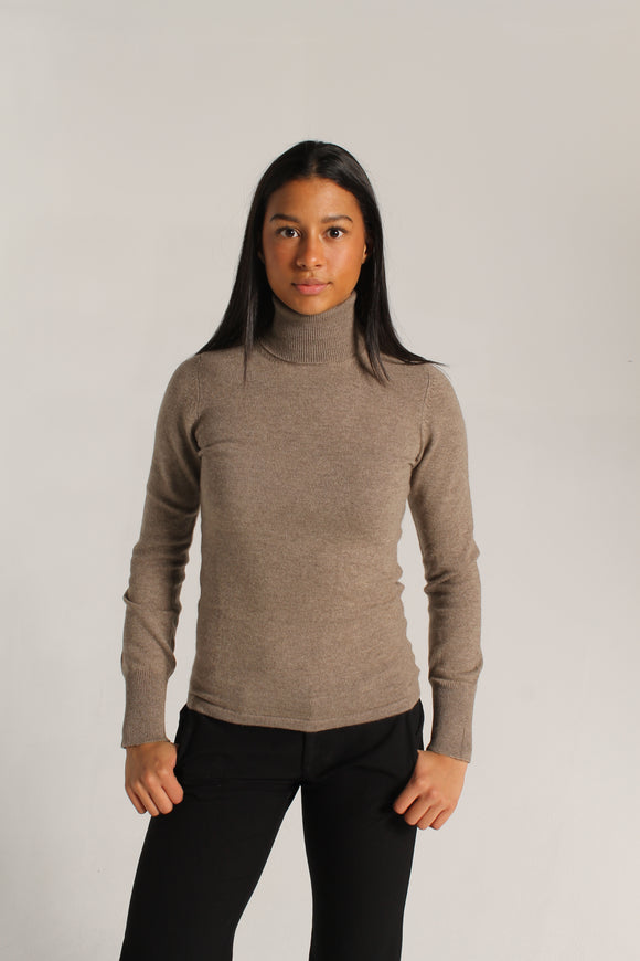 Høyhalset kasjmirgenser i en beige farge, genseren er ufarget og er geiten sin naturlige farge derfor har den navnet organic. Genseren er i 100% Mongolsk kashmir og er derfor 3 ganger varmere enn ull.