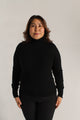 Høyhalset kasjmirgenser i fargen svart. En genser som passer til alt og er et perfekt basisplagg til din garderobe! Den er i 100% kashmir og er derfor 3 ganger varmere enn en ullgenser! 